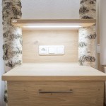 Birkenstamm als Dekoration beim Schlafzimmer Kästchen